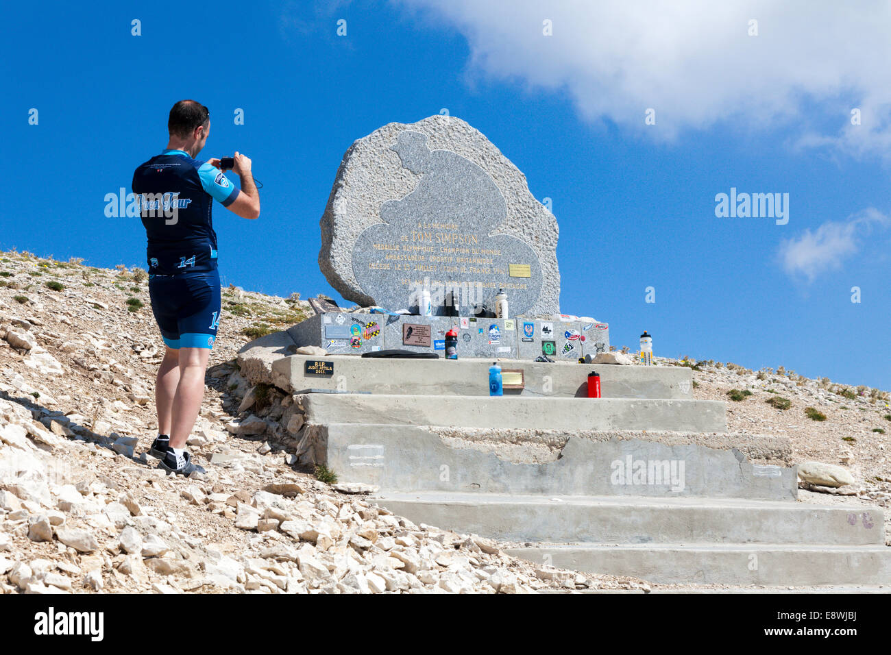 Menschen Sie Hommage an Tom Simpson-Denkmal auf dem Mont Ventoux, Luberon, Vaucluse, Provence, Frankreich Stockfoto