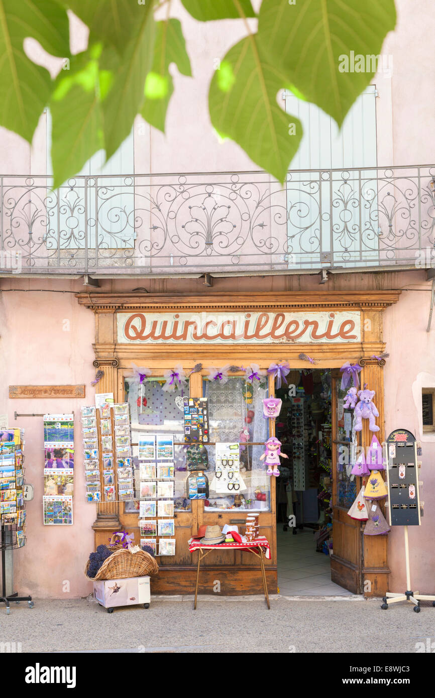 Quincallerie - Hardwear und allgemeine Schaufenster in Sault, Vaucluse, Provence, Frankreich. Stockfoto
