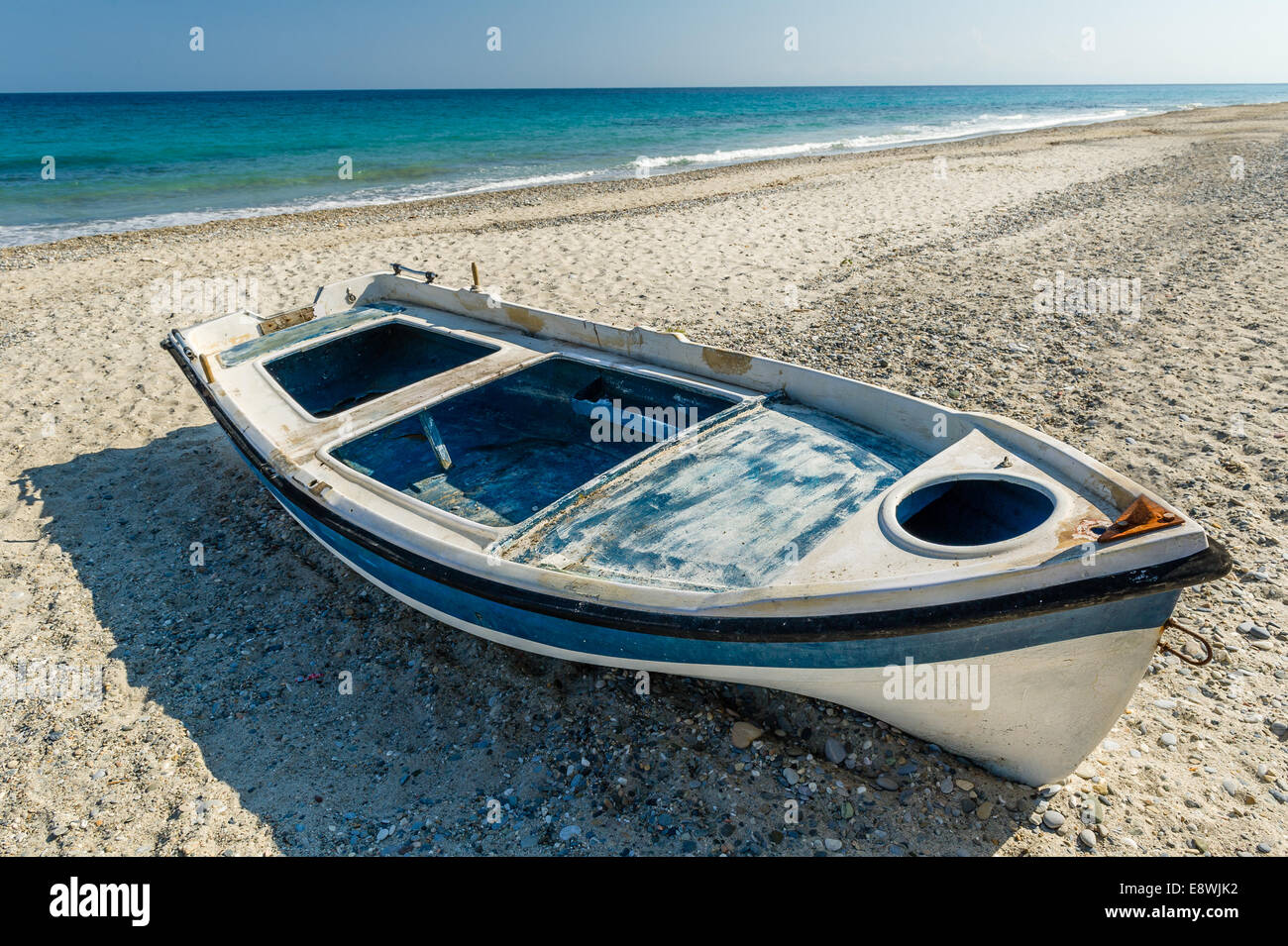 Altes Boot am Sandstrand Stockfoto