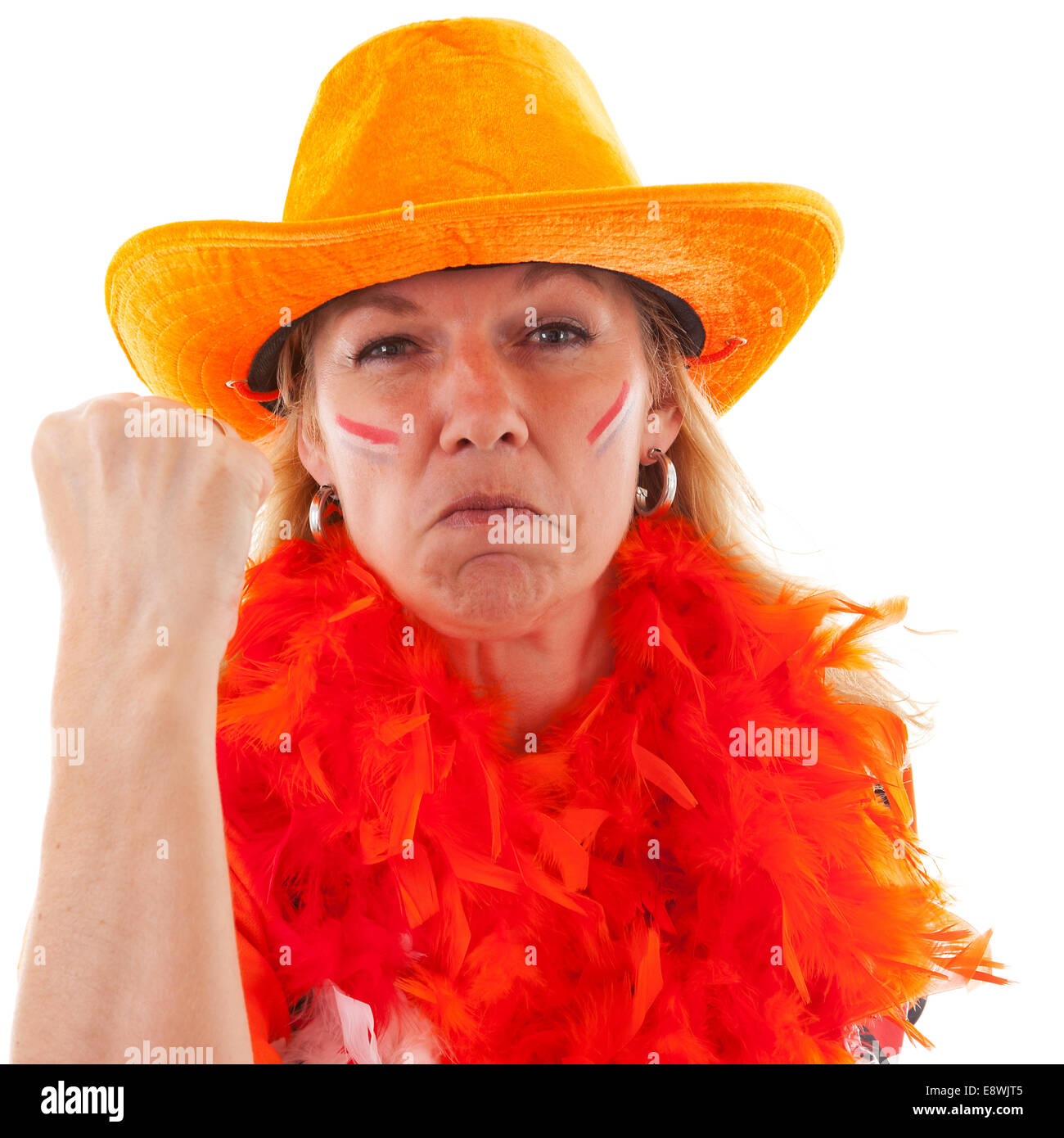 Wütend niederländische weibliche Fußball-Anhänger in orange Outfit auf weißem Hintergrund Stockfoto