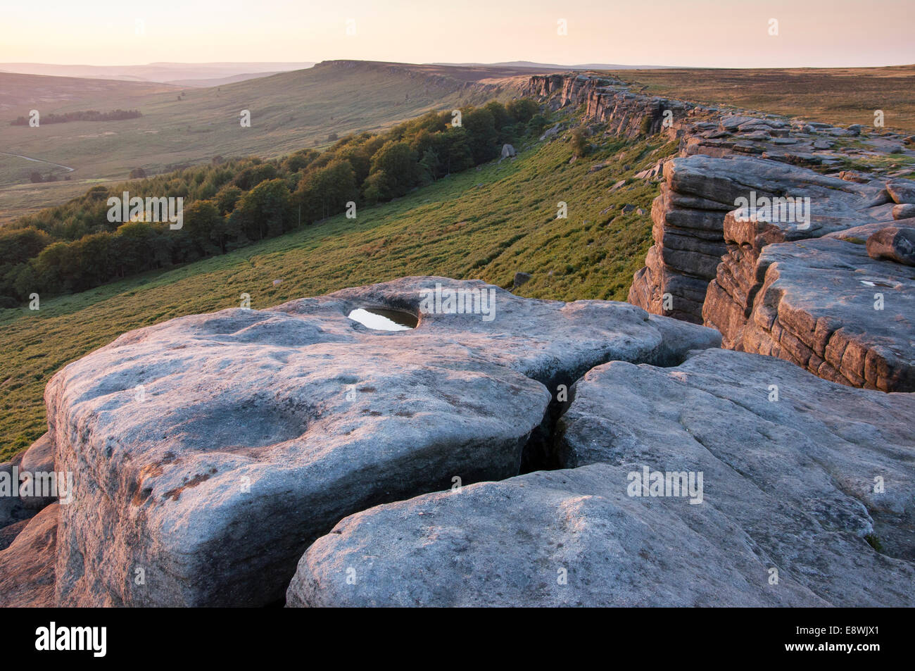 Felsspalte auf Stanage Edge, Derbyshire. Warmen Sonnenuntergang auf den Felsen. Stockfoto