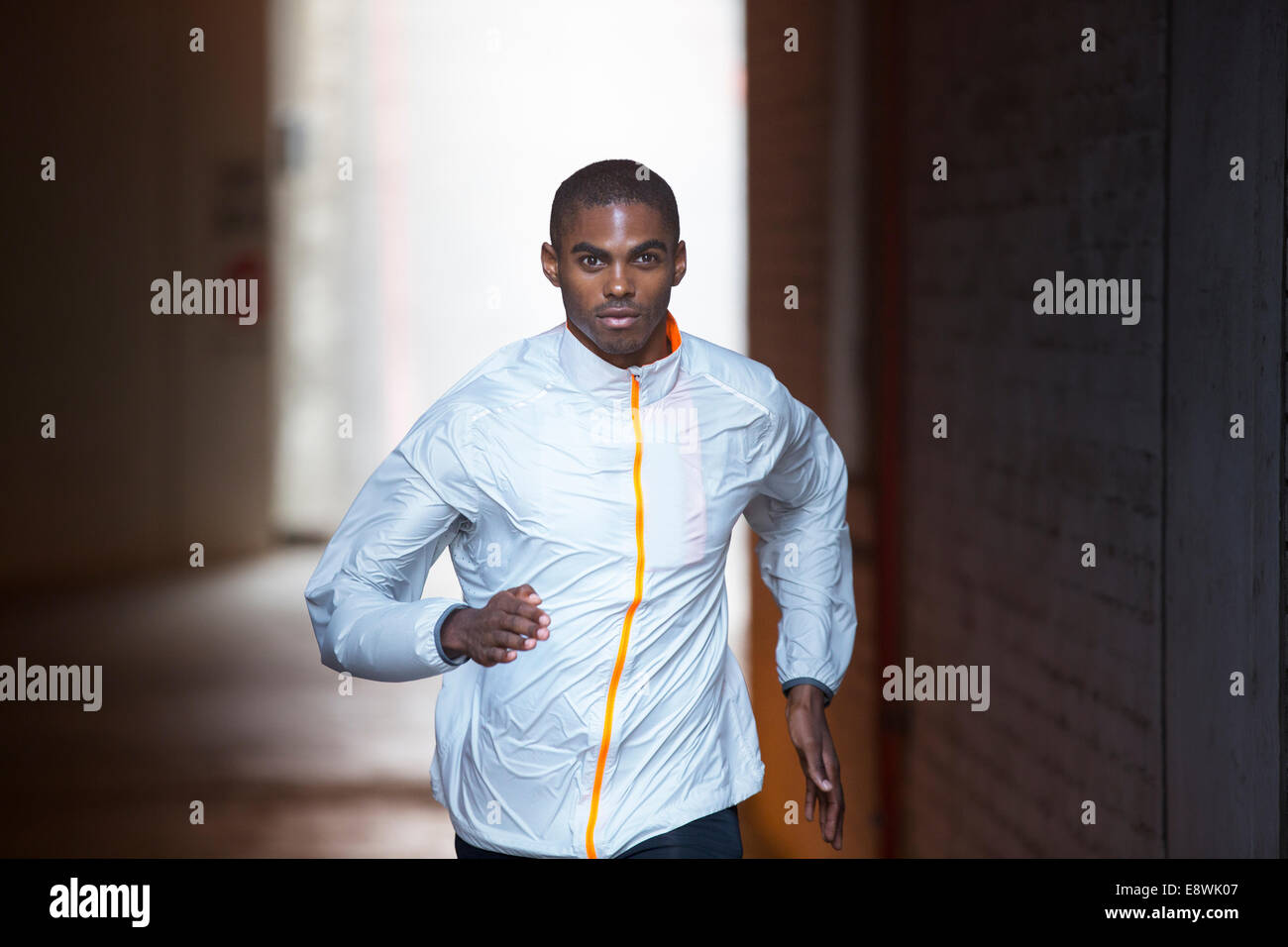Mann läuft durch die Straßen der Stadt Stockfoto