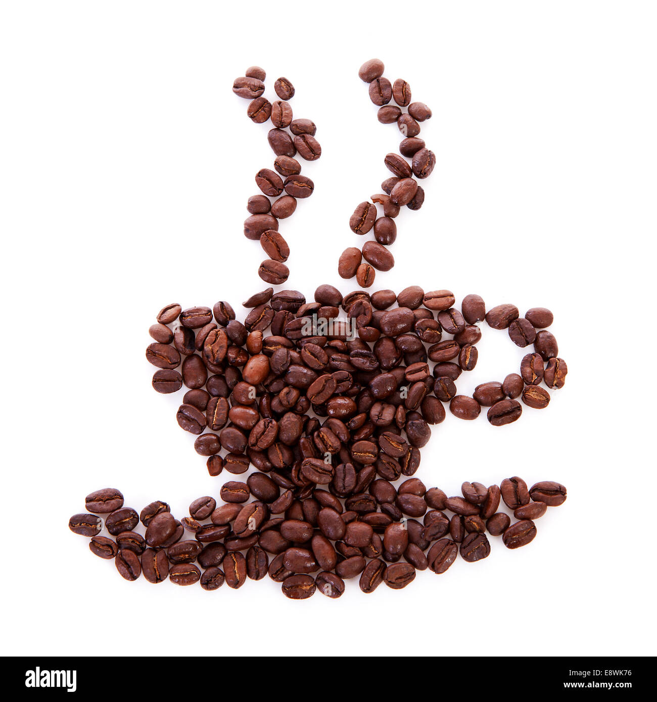 Kaffeebohnen in eine Form der Tasse mit Dampf über weißem Hintergrund angeordnet Stockfoto
