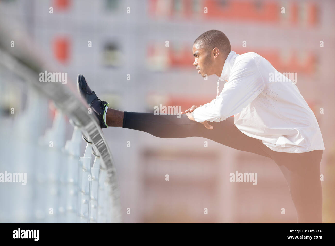 Mann stretching vor dem Training auf Stadtstraße Stockfoto