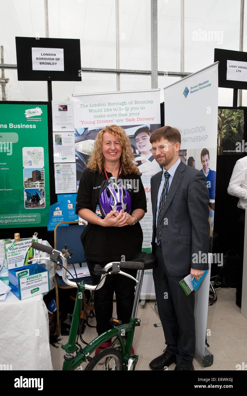 Joanna Loveridge und Martin Pinnel aus der Bildungsdirektion Borough of Bromley war mit einem Stand auf der Bromley und Kent Business Expo bei Temperierzeiten Garden Centre. Stockfoto