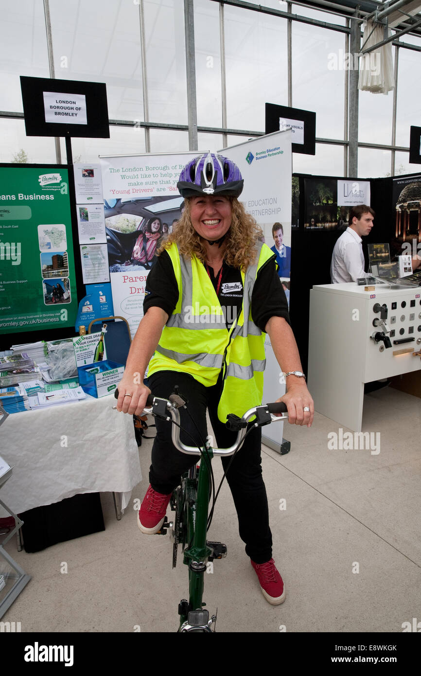 Joanna Loveridge von der Bildungsabteilung des Borough of Bromley fördert Fahrrad Sicherheit am Bromley und Kent Business Expo im Temperierzeiten Garden Centre. Stockfoto