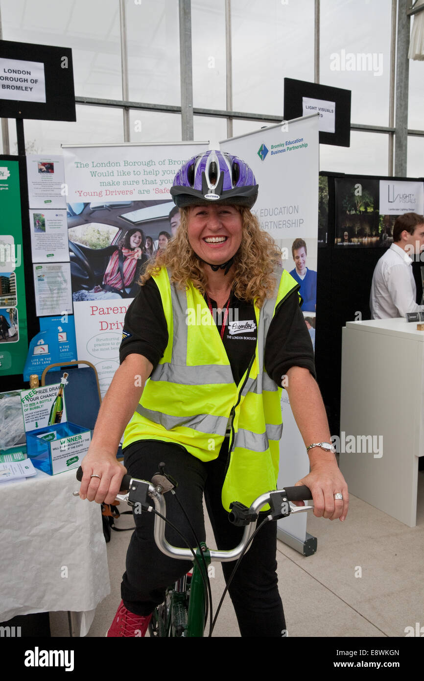 Joanna Loveridge von der Bildungsabteilung des Borough of Bromley fördert Fahrrad Sicherheit am Bromley und Kent Business Expo im Temperierzeiten Garden Centre. Stockfoto