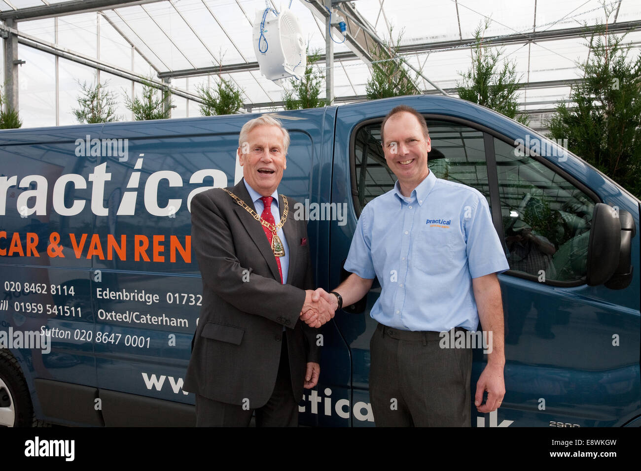 Mark Stokoe von praktischen Auto und Van mieten schüttelt Hände mit Stadtrat Julian Benington, der Bürgermeister von Bromley, Bromley und Kent Business Expo. Stockfoto