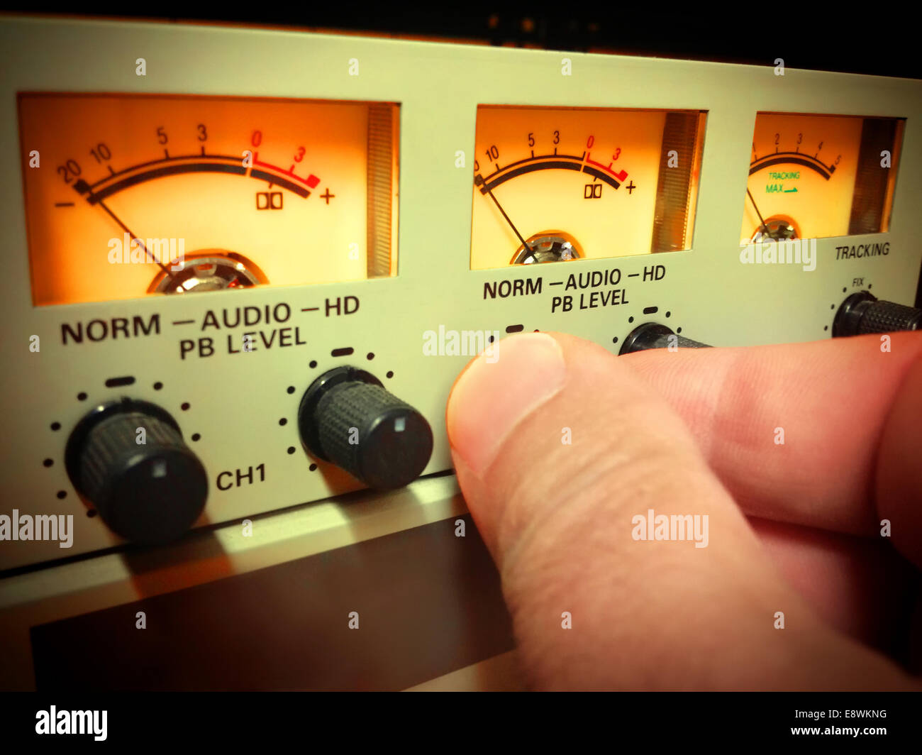 Nahaufnahme von Hand einstellen Audiopegel auf Videorecorder Stockfoto