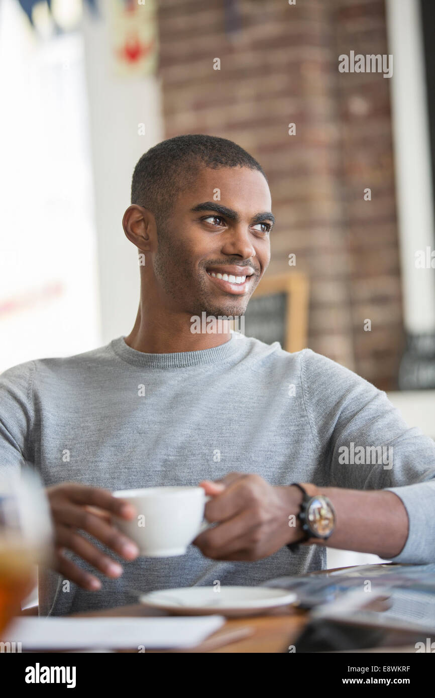 Mann mit Kaffee im café Stockfoto