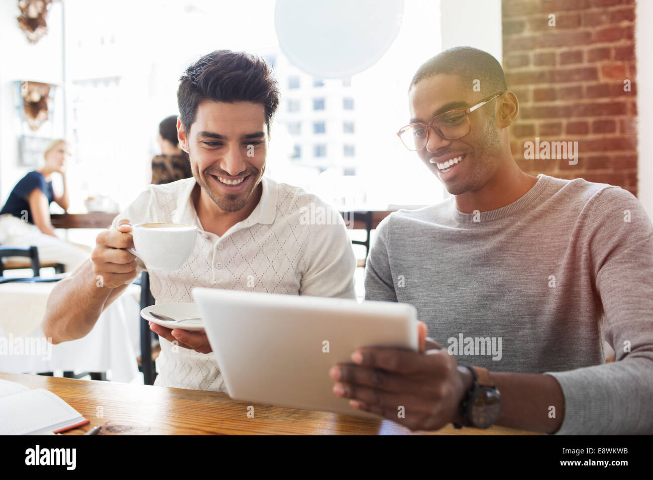 Geschäftsleute, die mit digital-Tablette im café Stockfoto