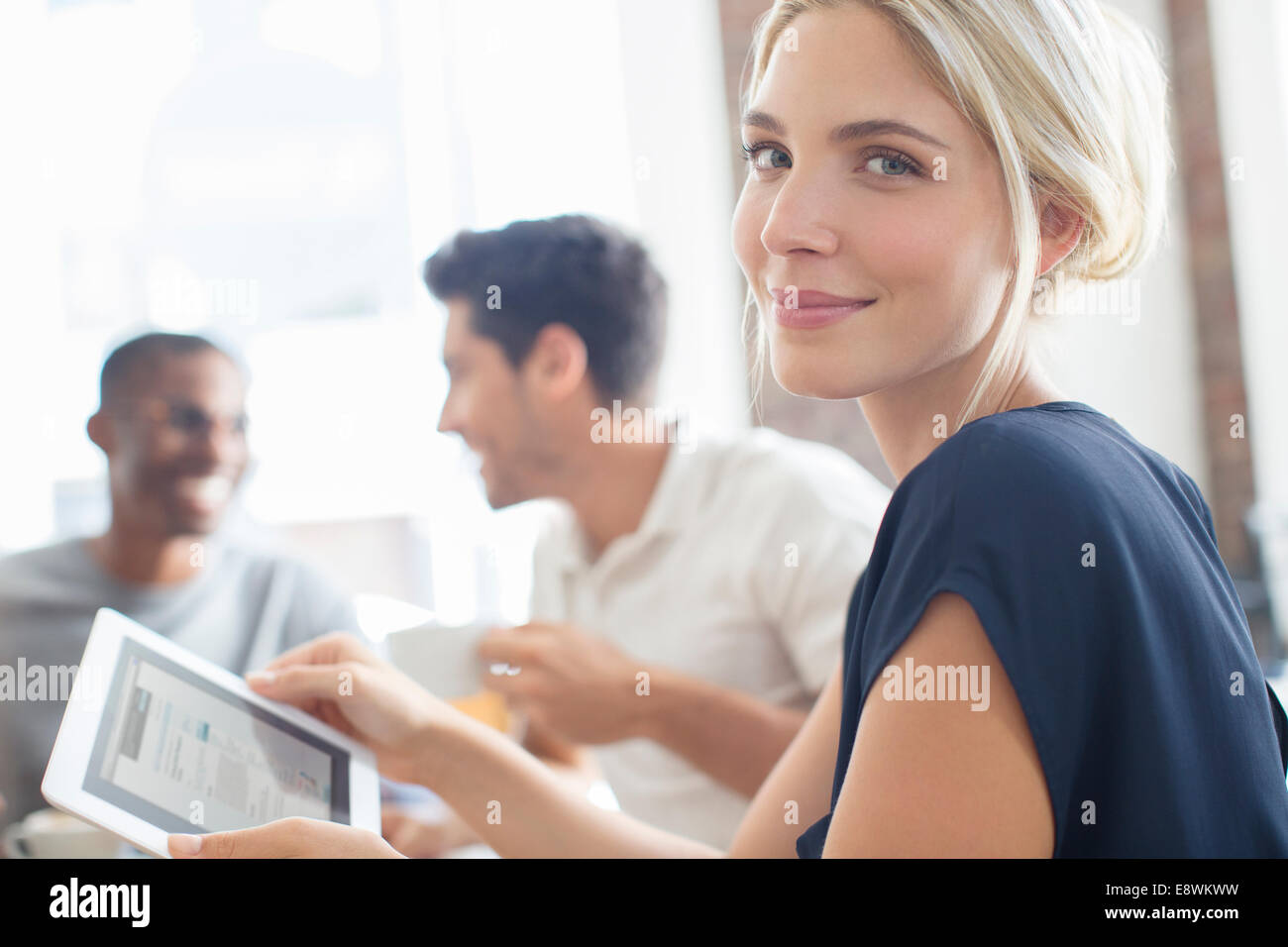 Geschäftsfrau mit digital-Tablette bei treffen Stockfoto