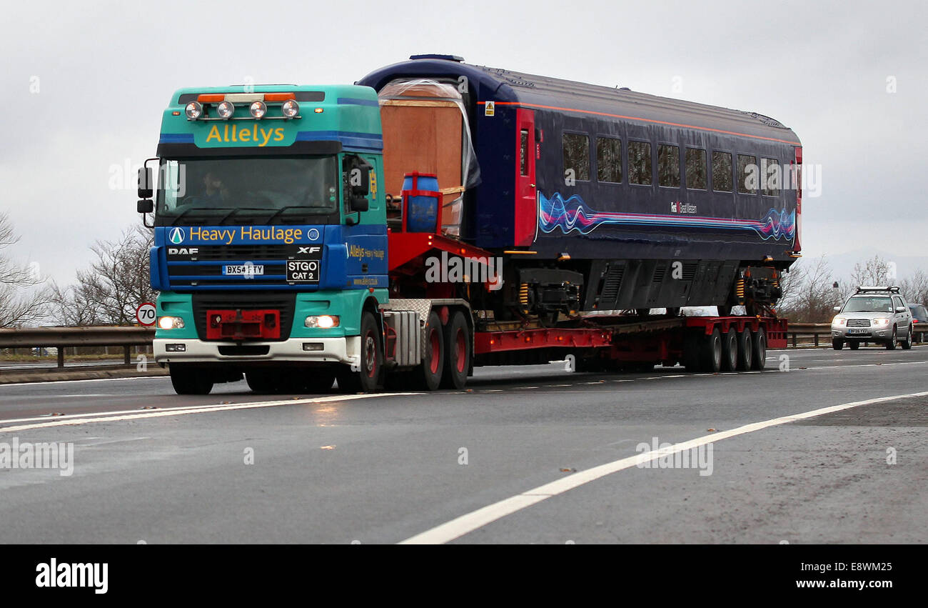 First Great Western Zug Wagen wird auf der Straße entlang der M74 in der Nähe von Hamilton, North Lanarkshire transportiert. Stockfoto