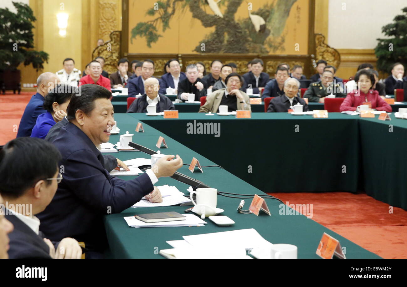 Peking, China. 15. Oktober 2014. Chinesischen Staatspräsidenten Xi Jinping präsidiert ein Symposium, das Teil des Landes renommiertesten Autoren, Schauspielern, Drehbuchautoren und Tänzern in Peking, Hauptstadt von China, 15. Oktober 2014 gesammelt. © Ju Peng/Xinhua/Alamy Live-Nachrichten Stockfoto