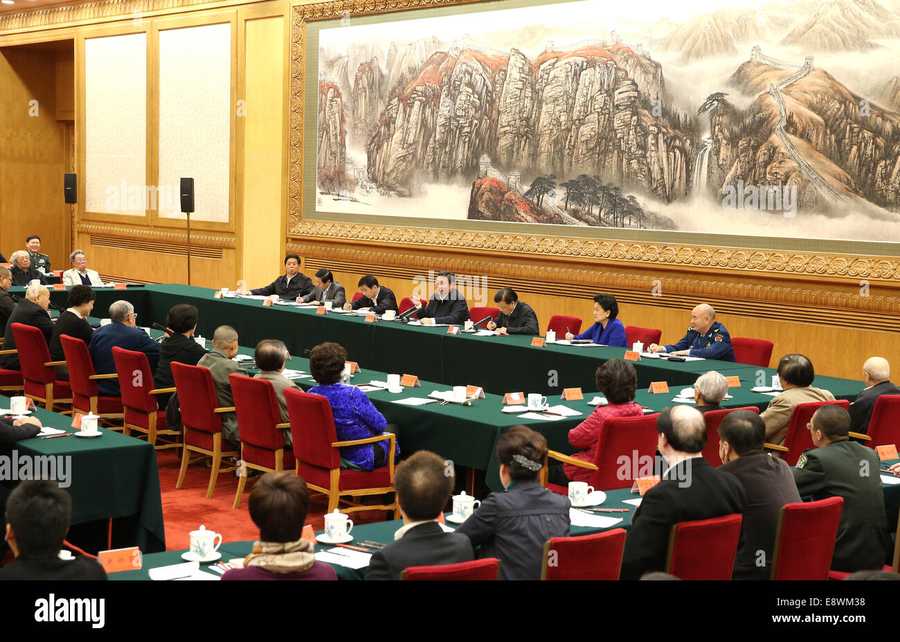 Peking, China. 15. Oktober 2014. Chinesischen Staatspräsidenten Xi Jinping präsidiert ein Symposium, das Teil des Landes renommiertesten Autoren, Schauspielern, Drehbuchautoren und Tänzern in Peking, Hauptstadt von China, 15. Oktober 2014 gesammelt. © Pang Xinglei/Xinhua/Alamy Live-Nachrichten Stockfoto