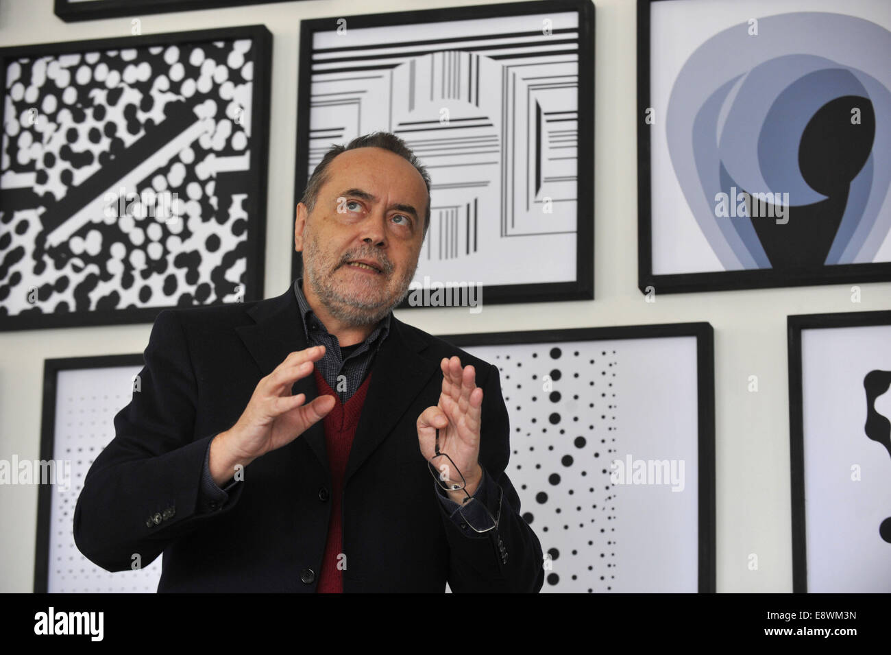 Kurator Karel Srp eröffnet eine Ausstellung mit Zeichnungen, Grafiken und Skulpturen von Karel Malich benannt innere Licht in Olomouc Kunstmuseum, Tschechische Republik, 15. Oktober 2014. (CTK Foto/Ludek Perina) Stockfoto