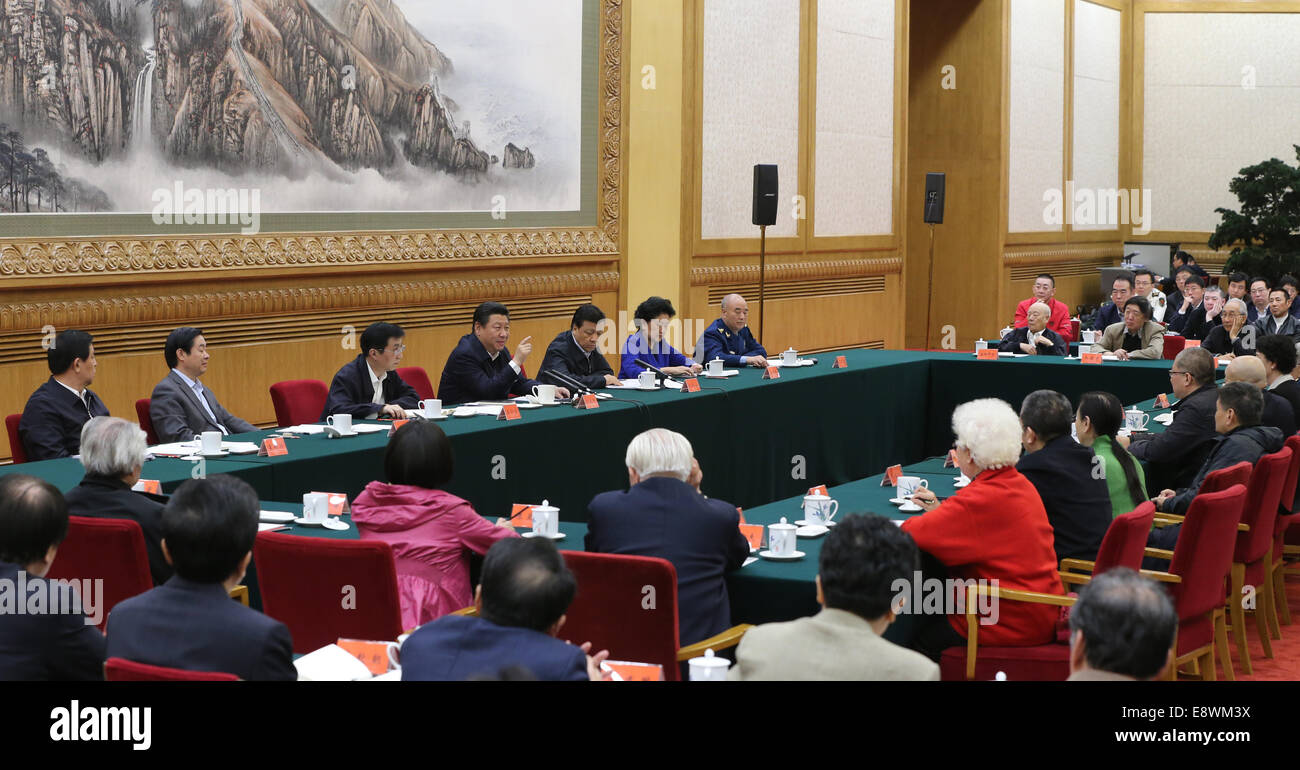 Peking, China. 15. Oktober 2014. Chinesischen Staatspräsidenten Xi Jinping präsidiert ein Symposium, das Teil des Landes renommiertesten Autoren, Schauspielern, Drehbuchautoren und Tänzern in Peking, Hauptstadt von China, 15. Oktober 2014 gesammelt. © Ding Lin/Xinhua/Alamy Live-Nachrichten Stockfoto