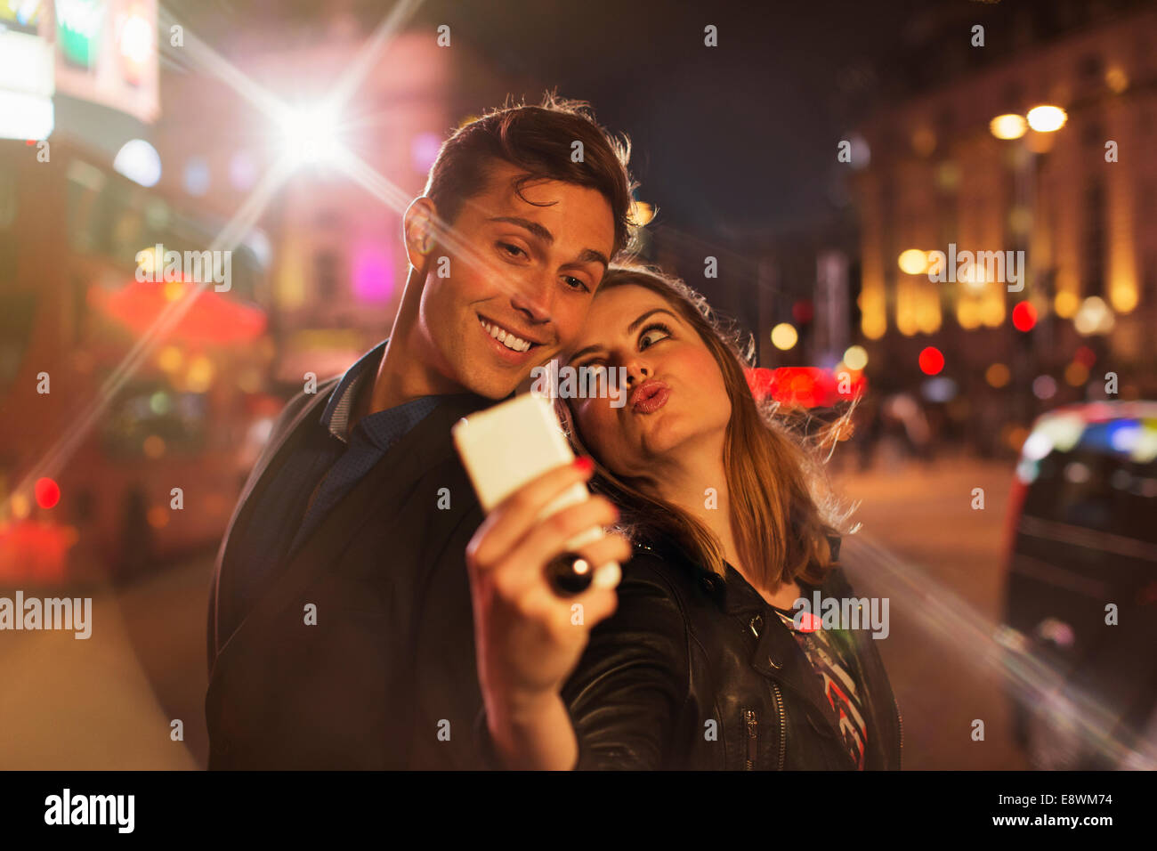 Paar unter Bild zusammen mit Handy in der Nacht Stockfoto