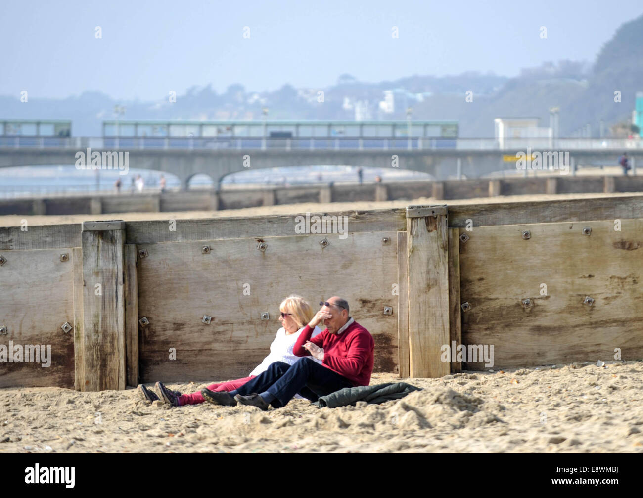 Entspannen in der Sonne am Strand von Bournemouth, England am 12. März 2014 ein paar gelten. Stockfoto