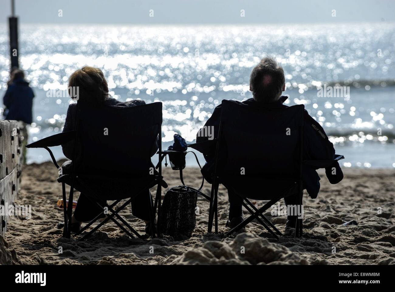 Ein paar gelten Entspannung in ihren Sitzen am Strand von Bournemouth, England am 12. März 2014 Stockfoto