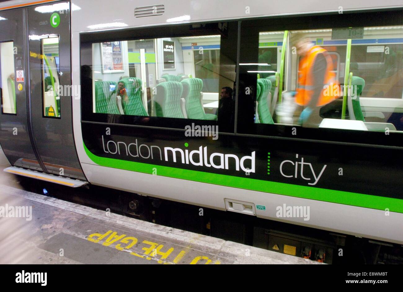 Ein London Midland gebrandmarkt Zug an der Birmingham New Street Station. Stockfoto