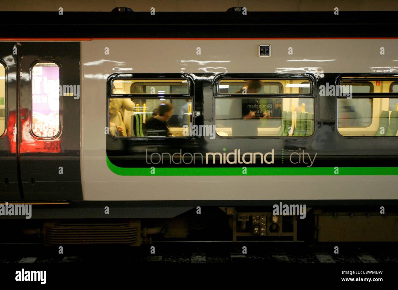 Ein London Midland gebrandmarkt Zug an der Birmingham New Street Station. Stockfoto