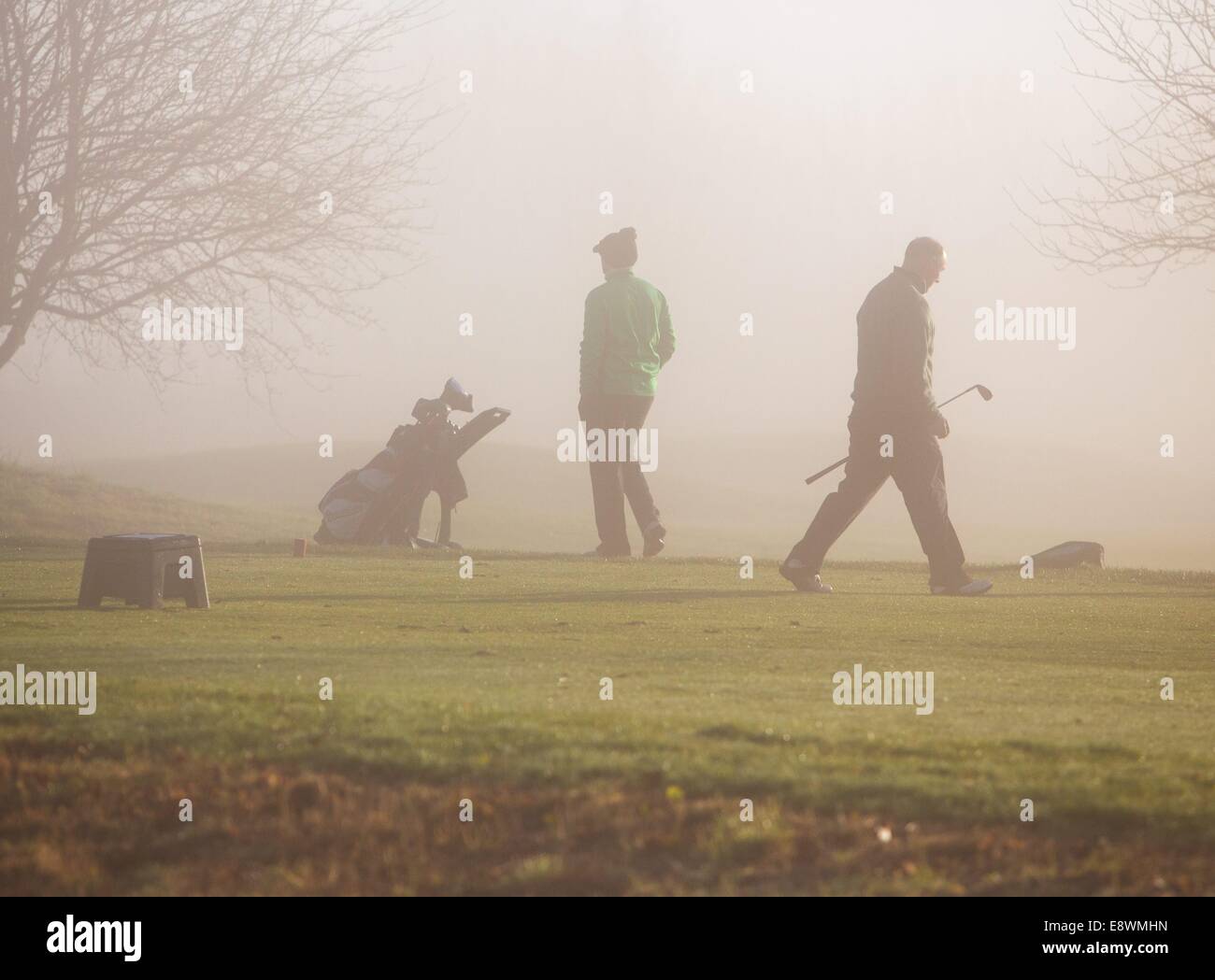 Golfer im Golfclub Minchinhampton Sonnen am frühen Morgen, Minchinhampton, Gloucestershire. 19. Januar 2014 Stockfoto