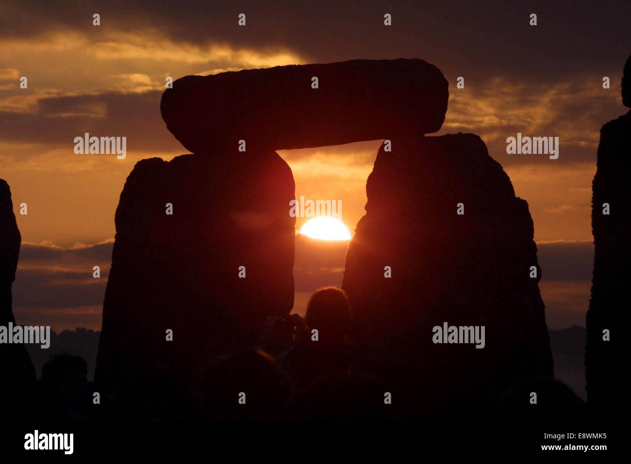 Sonnenaufgang auf der Sommer-Sonnenwende in Stonehenge, die regelmäßig beobachtet wird von Tausenden von Menschen. Stockfoto