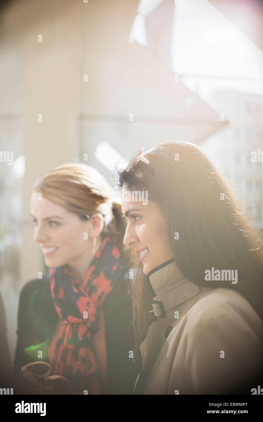 Frauen Lächeln auf Stadtstraße Stockfoto