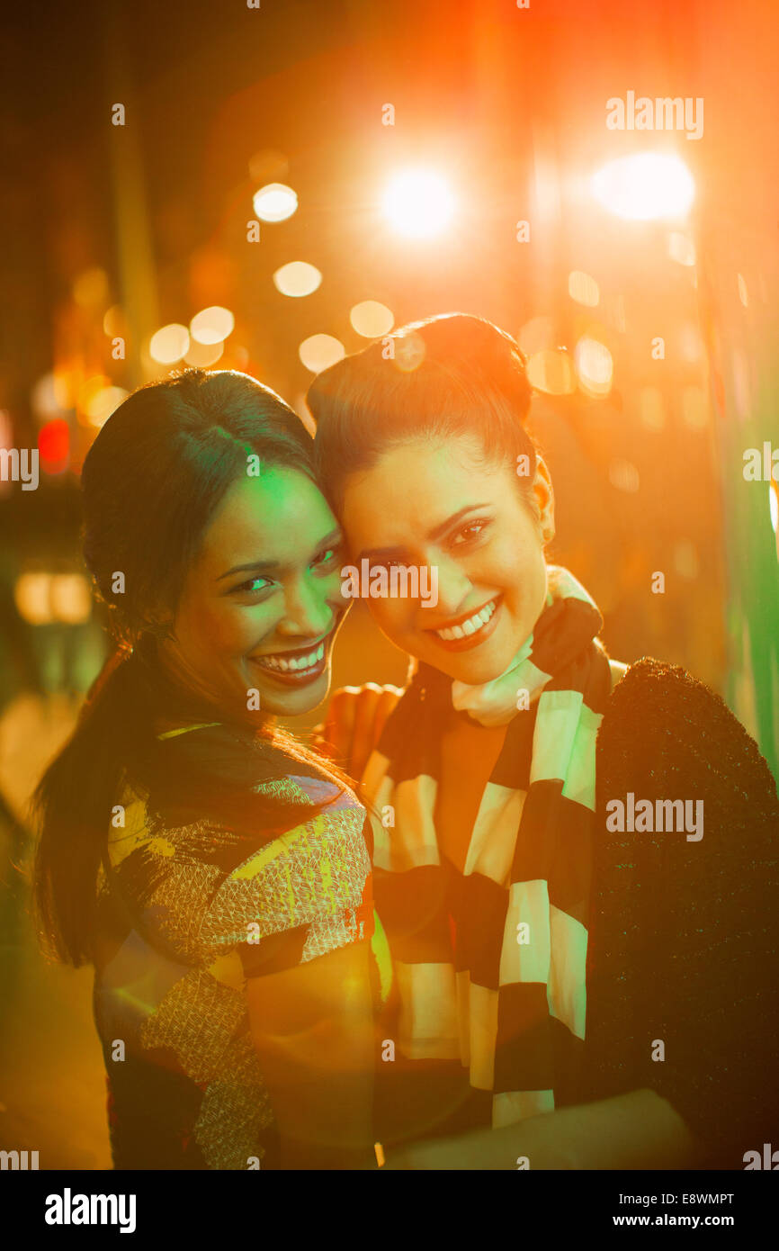 Frauen Lächeln zusammen auf Stadtstraße in der Nacht Stockfoto