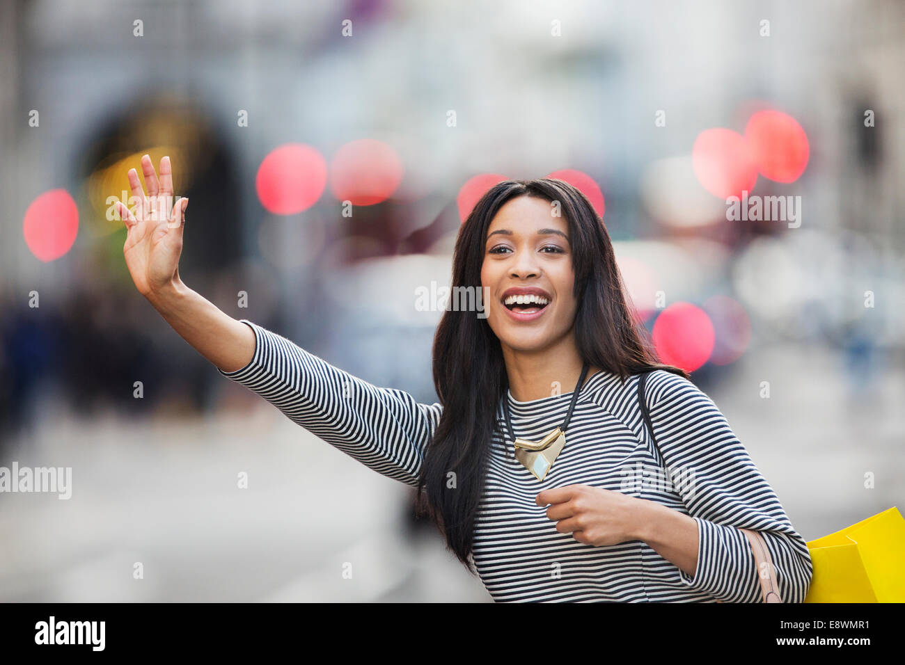 Frau winken für Taxi auf Stadtstraße Stockfoto