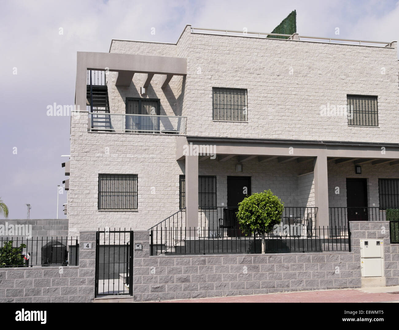 neuer Stil, neue Build Spanisches Haus in grauen und weißen Stein Stockfoto