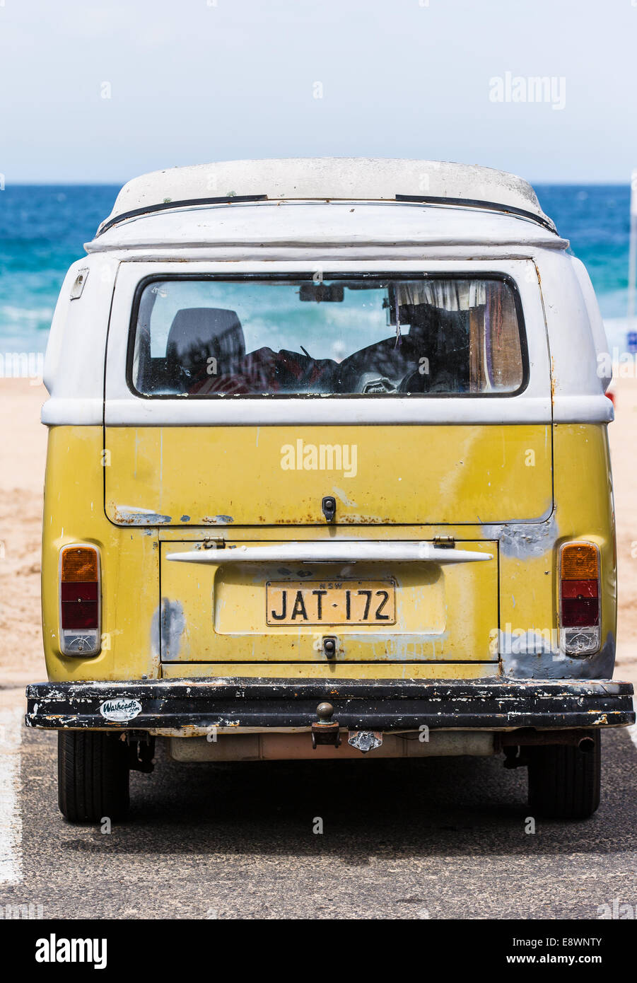 Eine alte 70er Jahre Volkswagen Wohnmobil fotografiert an einem australischen Strand abgestellt Stockfoto