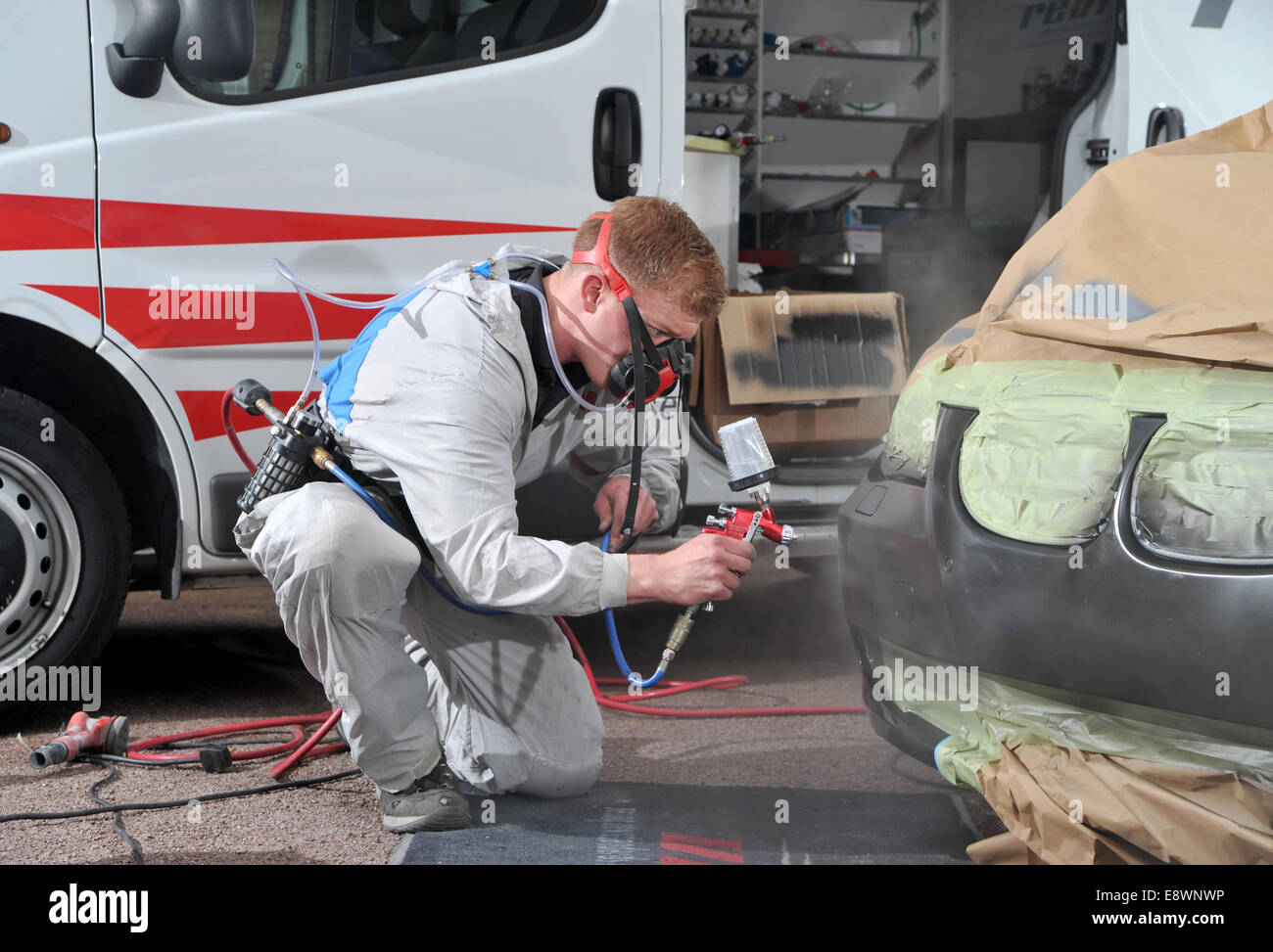 Mobiler Lack Reparatur zu einem BMW Stoßfänger Stockfoto