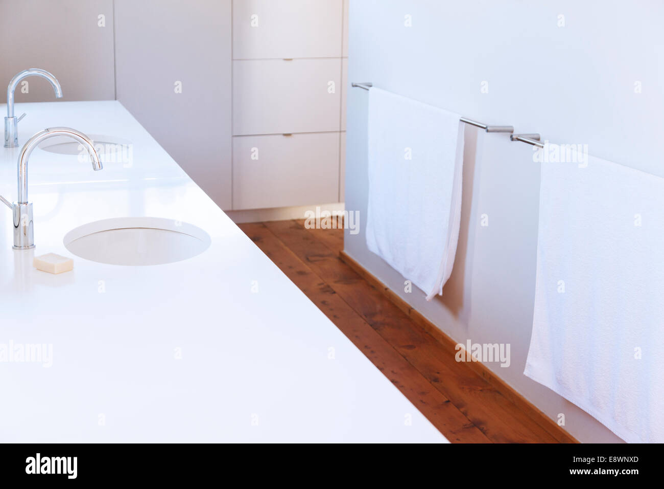 Handtücher, Waschbecken und Armaturen im Badezimmer Stockfoto