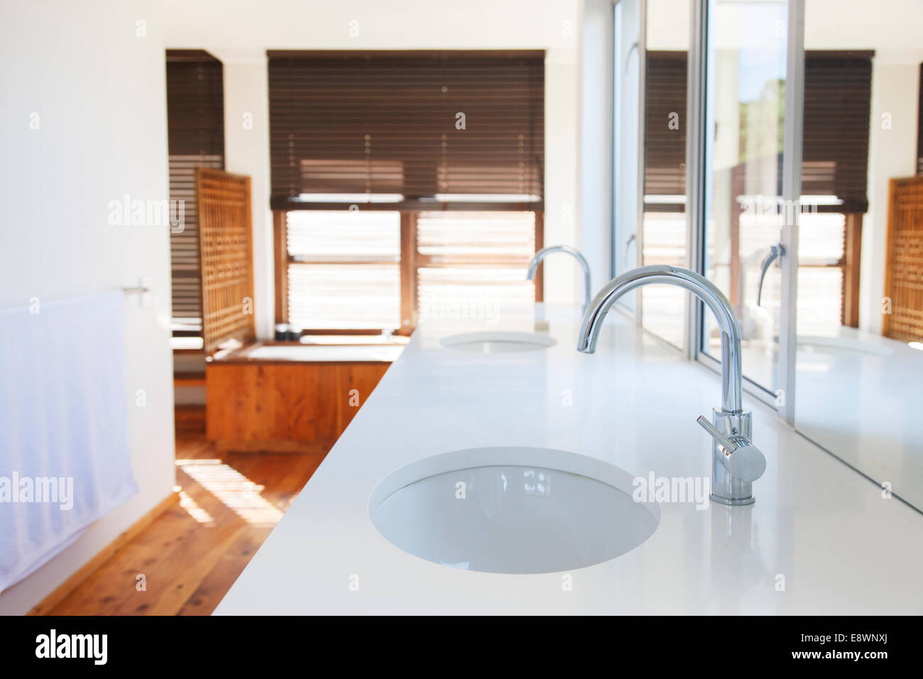 Waschbecken, Zähler, und im modernen Badezimmer Spiegel Stockfoto