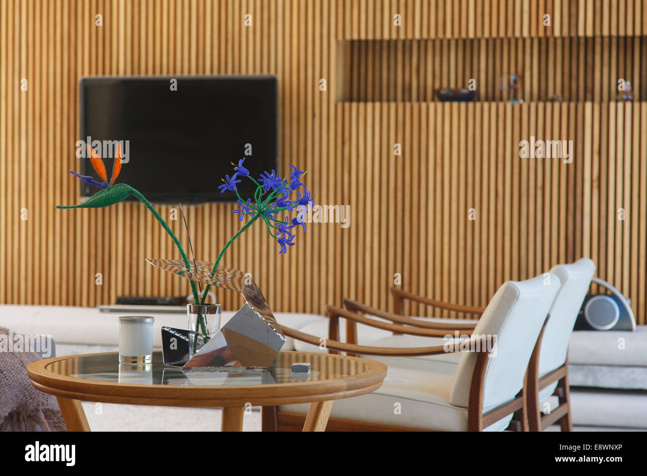 Beistelltisch, Sessel und Fernseher in modernen Wohnzimmern Stockfoto