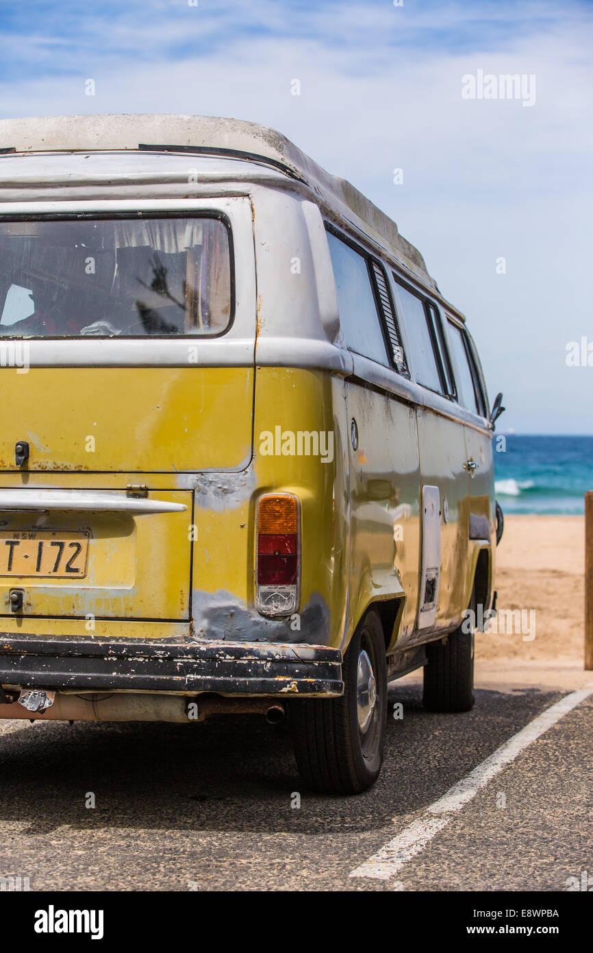 Eine alte 70er Jahre Volkswagen Wohnmobil fotografiert an einem australischen Strand abgestellt Stockfoto