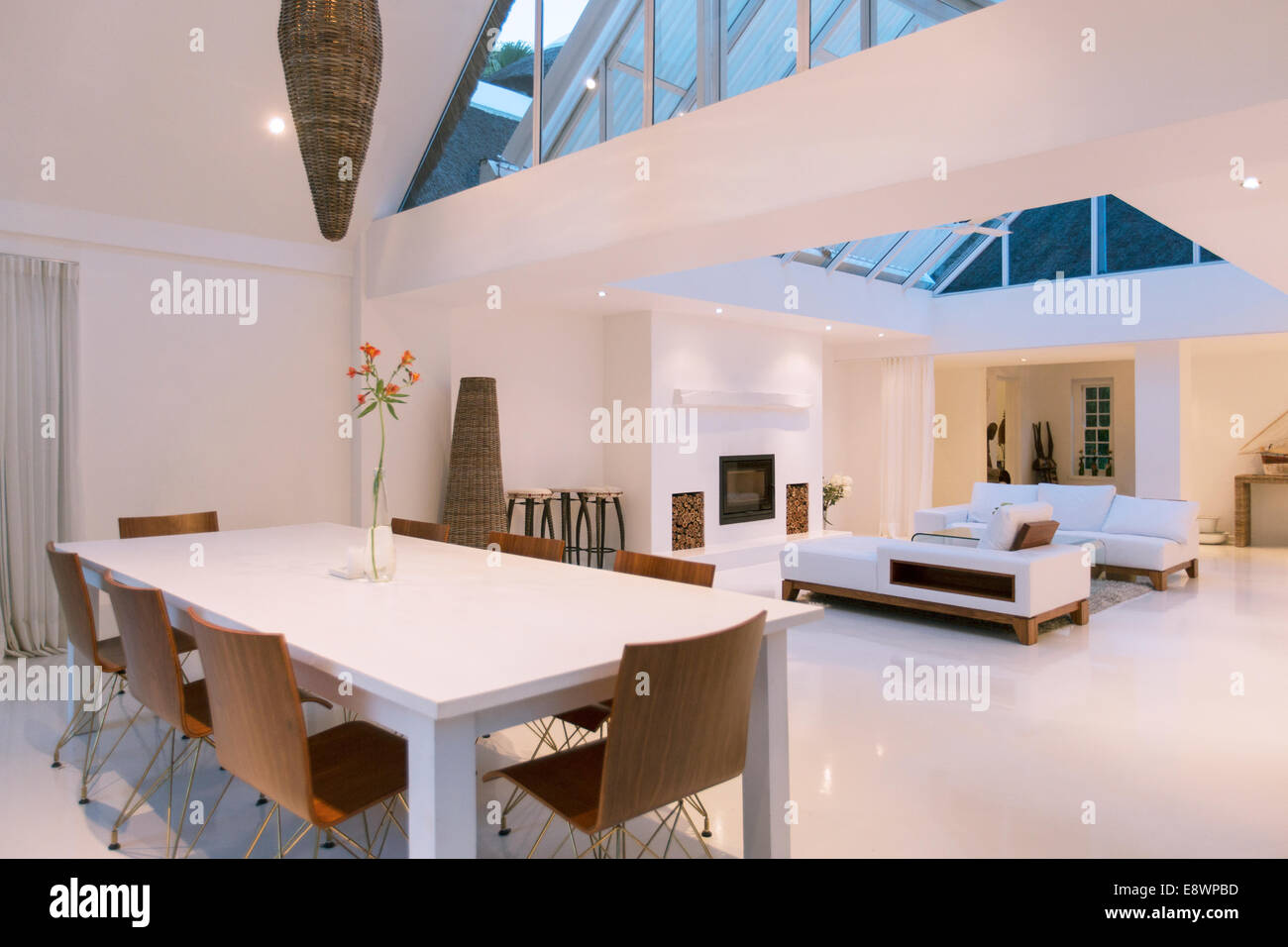 Esstisch, Sofas und Oberlichter im Freigelände Ess- und Wohnbereich des modernen Hauses Stockfoto