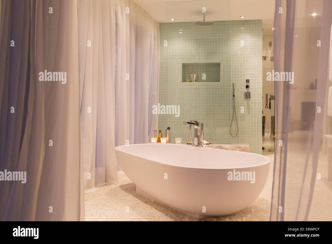 Badewanne und Dusche im modernen Badezimmer Stockfoto