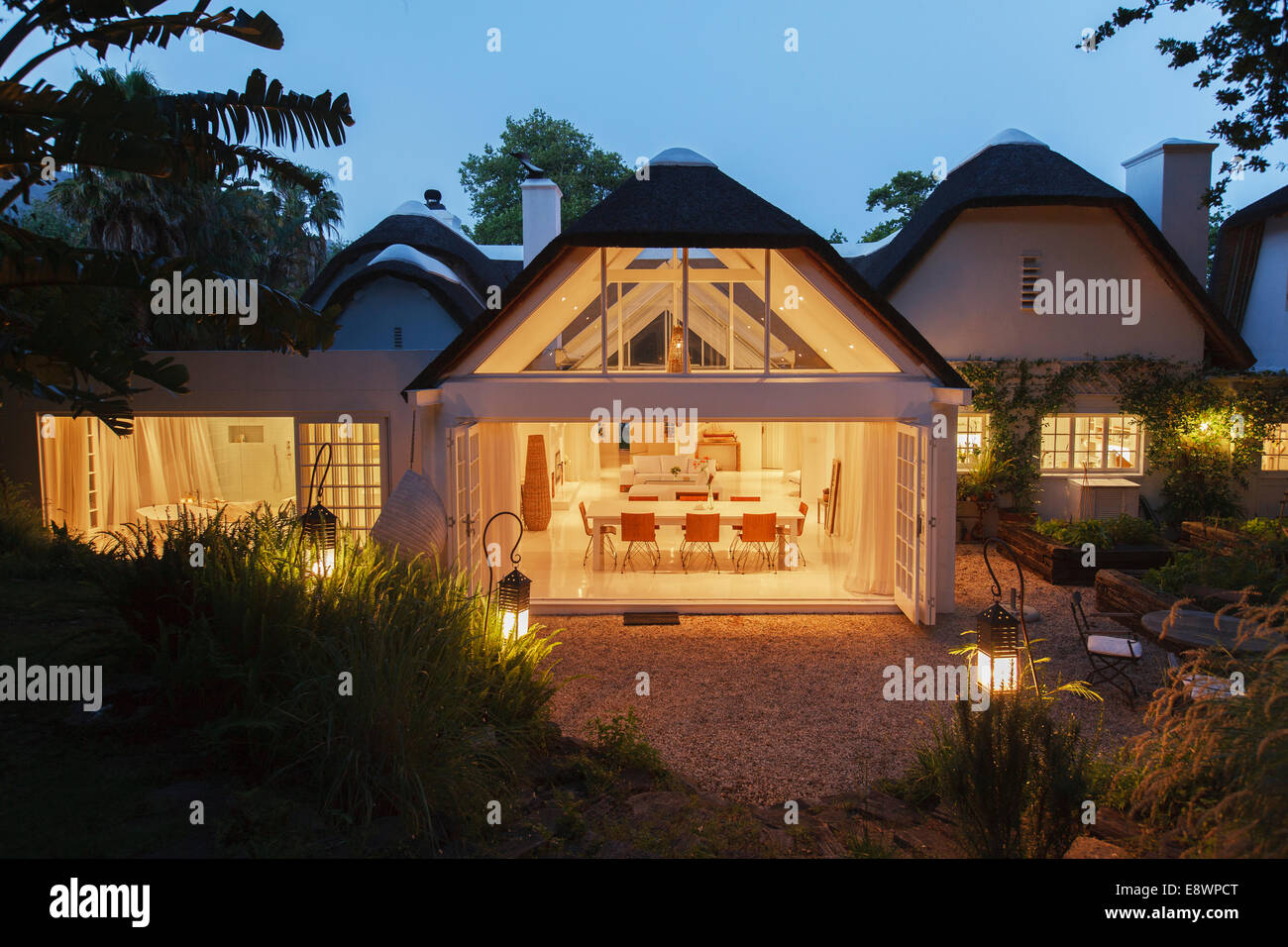 Offene moderne Haus nachts beleuchtet Stockfoto