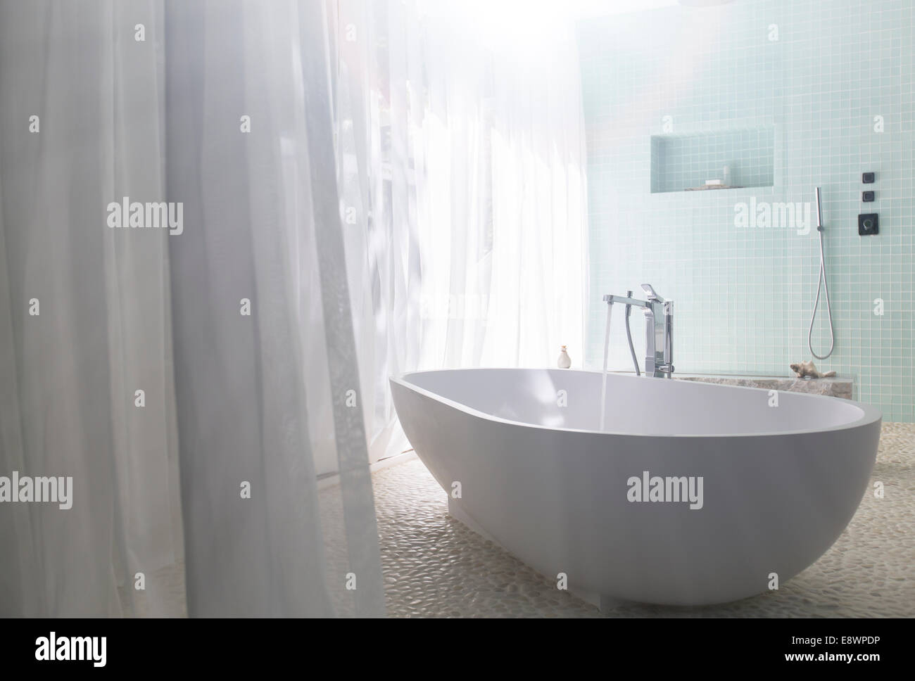 Wasser in Badewanne im modernen Bad gießen Stockfoto