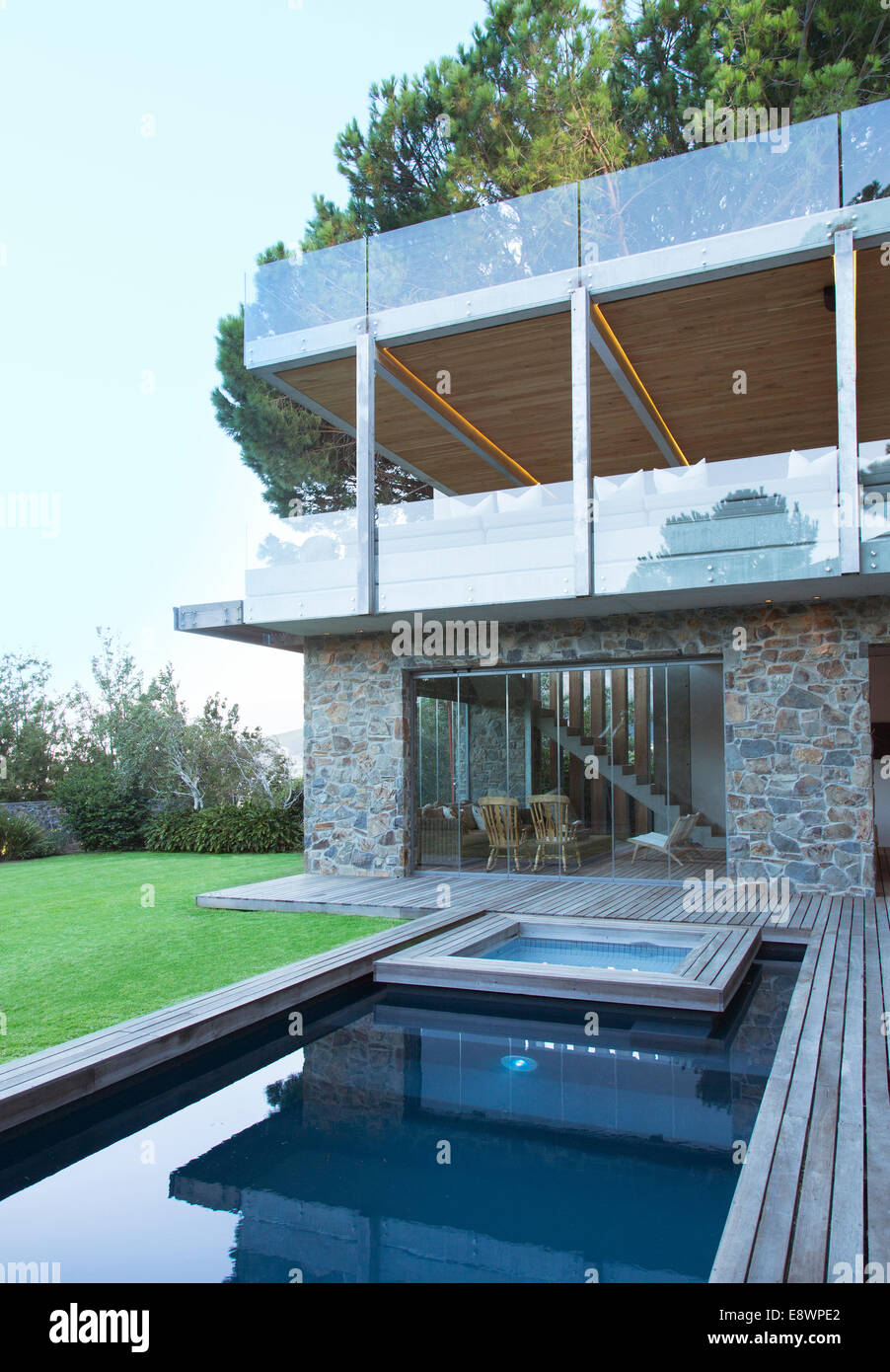 Modernes Haus mit Blick auf Pool und Holzdeck Stockfoto