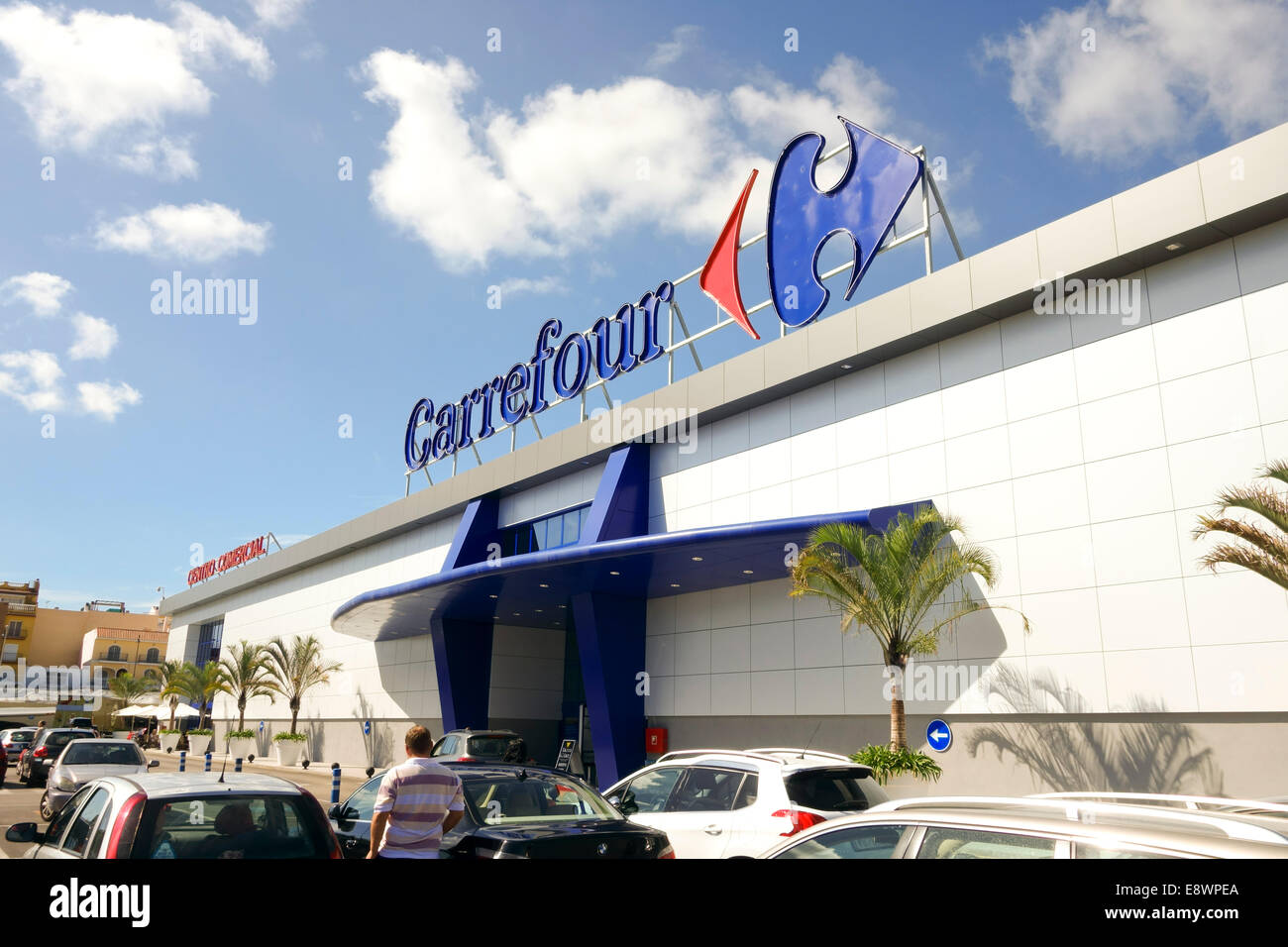 Eingang Carrefour Shopping Center in Mijas Costa. Südspanien. Stockfoto