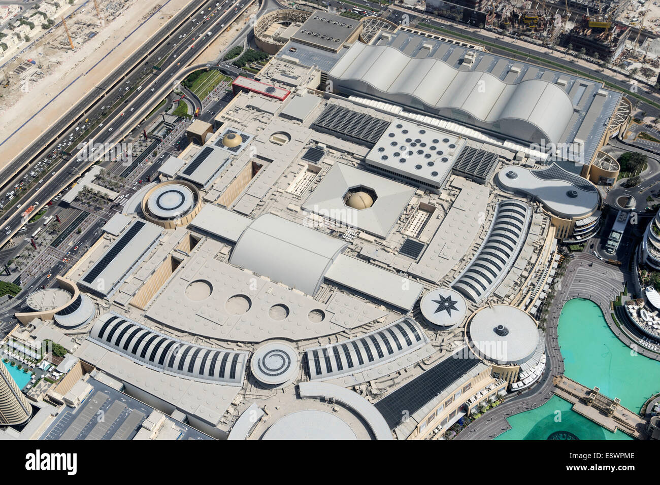 Dubai, Vereinigte Arabische Emirate. 15. Oktober 2014;  Der weltweit höchste öffentliche Outdoor-Aussichtsplattform eröffnet heute im Burj Khalifa Tower in Dubai. Ebene der 148 im Turm und in einer Höhe von 555m in the Top Sky ist 23 Etagen höher als der vorhandene Aussichtsplattform und bietet den Besuchern besondere VIP-Lounges während des Besuchs. Diese Ansicht zeigt Dach der Dubai Mall. Bildnachweis: Iain Masterton/Alamy Live-Nachrichten Stockfoto