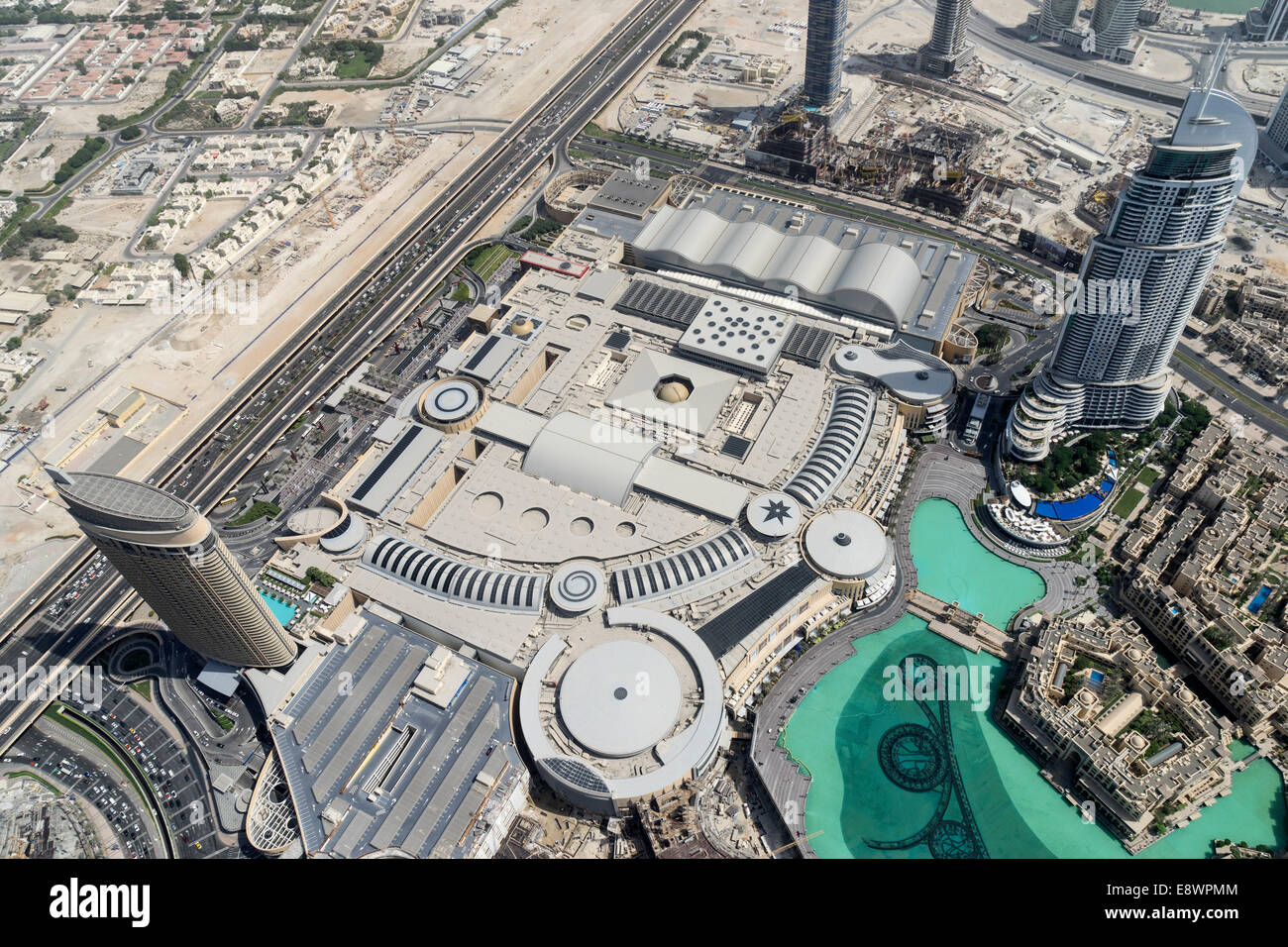Dubai, Vereinigte Arabische Emirate. 15. Oktober 2014;  Der weltweit höchste öffentliche Outdoor-Aussichtsplattform eröffnet heute im Burj Khalifa Tower in Dubai. Ebene der 148 im Turm und in einer Höhe von 555m in the Top Sky ist 23 Etagen höher als der vorhandene Aussichtsplattform und bietet den Besuchern besondere VIP-Lounges während des Besuchs. Diese Ansicht zeigt das Dach der Dubai Mall. Bildnachweis: Iain Masterton/Alamy Live-Nachrichten Stockfoto