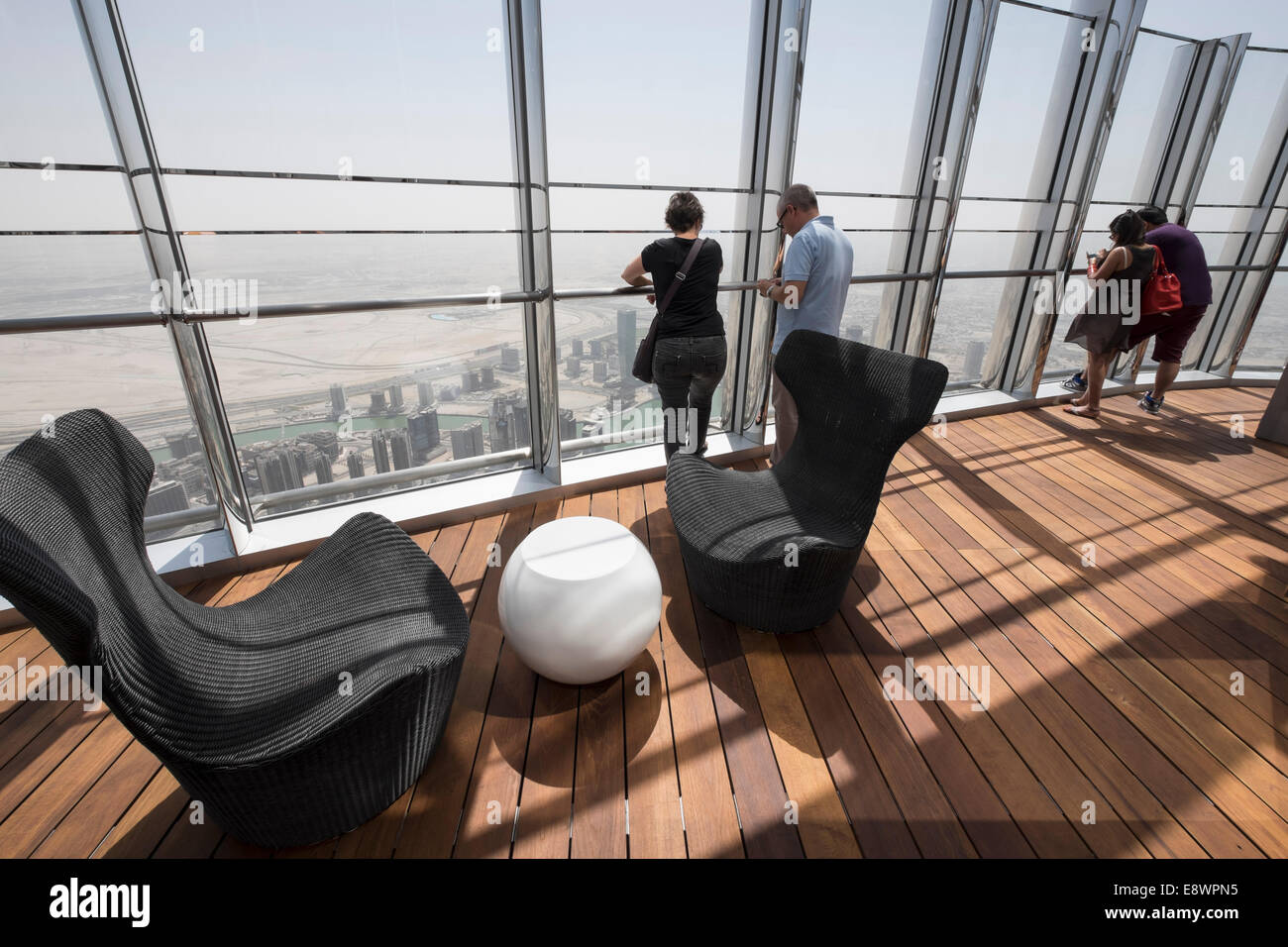 Dubai, Vereinigte Arabische Emirate. 15. Oktober 2014;  Der weltweit höchste öffentliche Outdoor-Aussichtsplattform eröffnet heute im Burj Khalifa Tower in Dubai. Ebene der 148 im Turm und in einer Höhe von 555m in the Top Sky ist 23 Etagen höher als der vorhandene Aussichtsplattform und bietet den Besuchern besondere VIP-Lounges während des Besuchs. Bildnachweis: Iain Masterton/Alamy Live-Nachrichten Stockfoto