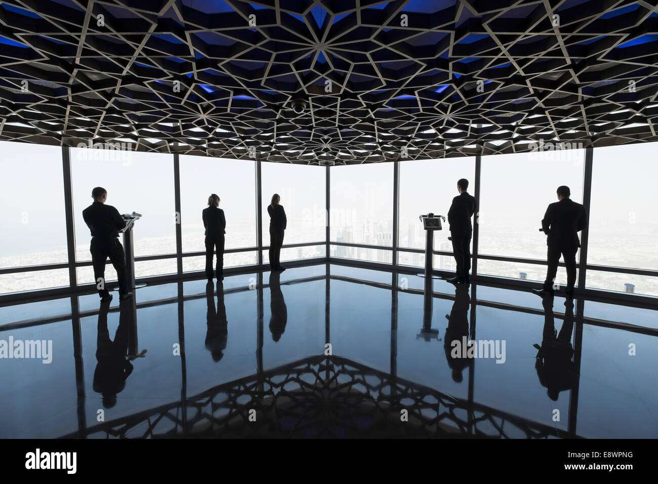 Dubai, Vereinigte Arabische Emirate. 15. Oktober 2014;  Der weltweit höchste öffentliche Outdoor-Aussichtsplattform eröffnet heute im Burj Khalifa Tower in Dubai. Ebene der 148 im Turm und in einer Höhe von 555m in the Top Sky ist 23 Etagen höher als der vorhandene Aussichtsplattform und bietet den Besuchern besondere VIP-Lounges während des Besuchs. Bildnachweis: Iain Masterton/Alamy Live-Nachrichten Stockfoto