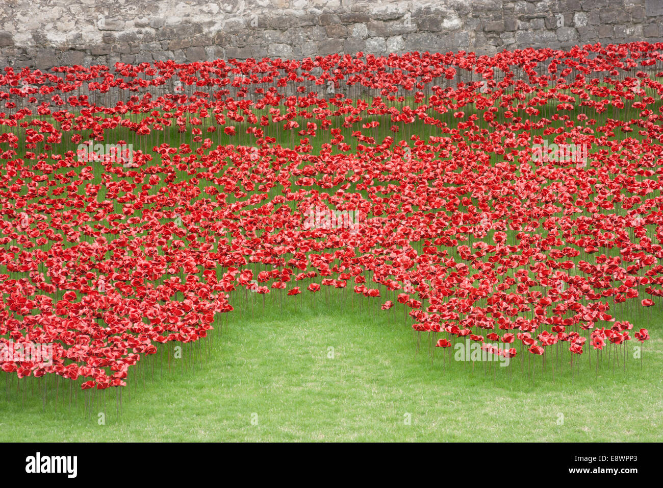 Mohn-Skulptur auf den Tower of London, die Hundertjahrfeier des ersten Weltkriegs zu gedenken Stockfoto
