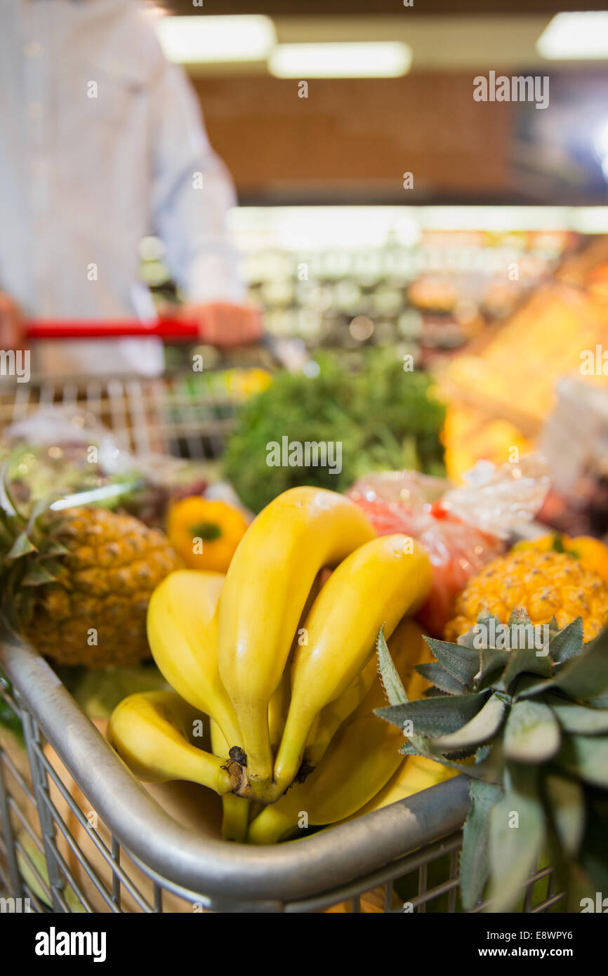 Nahaufnahme eines vollen Einkaufswagen im Supermarkt Stockfoto